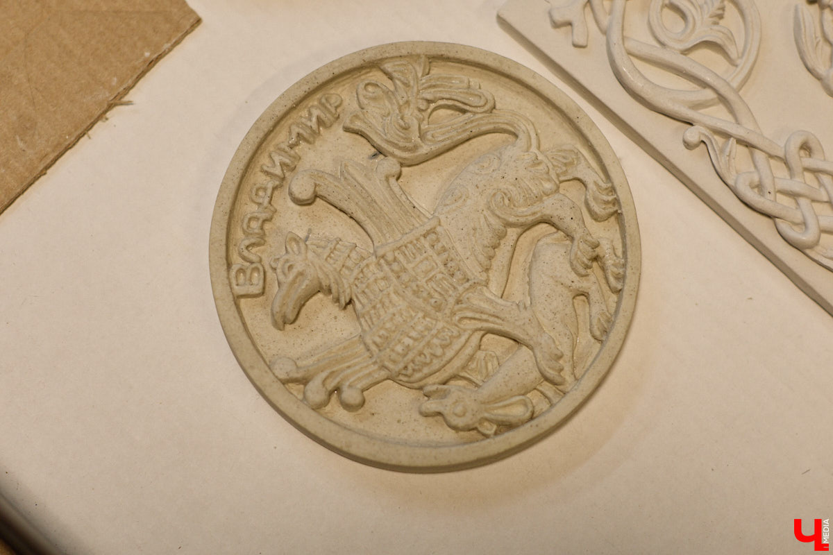 Владимирский реставратор Алексей Нарышкин создает из гипса точные копии белокаменных барельефов, например, Дмитриевского собора. В его коллекции есть улыбающийся лев, грифон и Александр Македонский, словно сошедшие с фасада шедевра мировой архитектуры. Чтобы их воплотить в гипсе, художник несколько месяцев экспериментировал с ингредиентами. И в результате нашел свой секретный компонент. «Ключ-Медиа» побывал в мастерской и узнал все подробности.