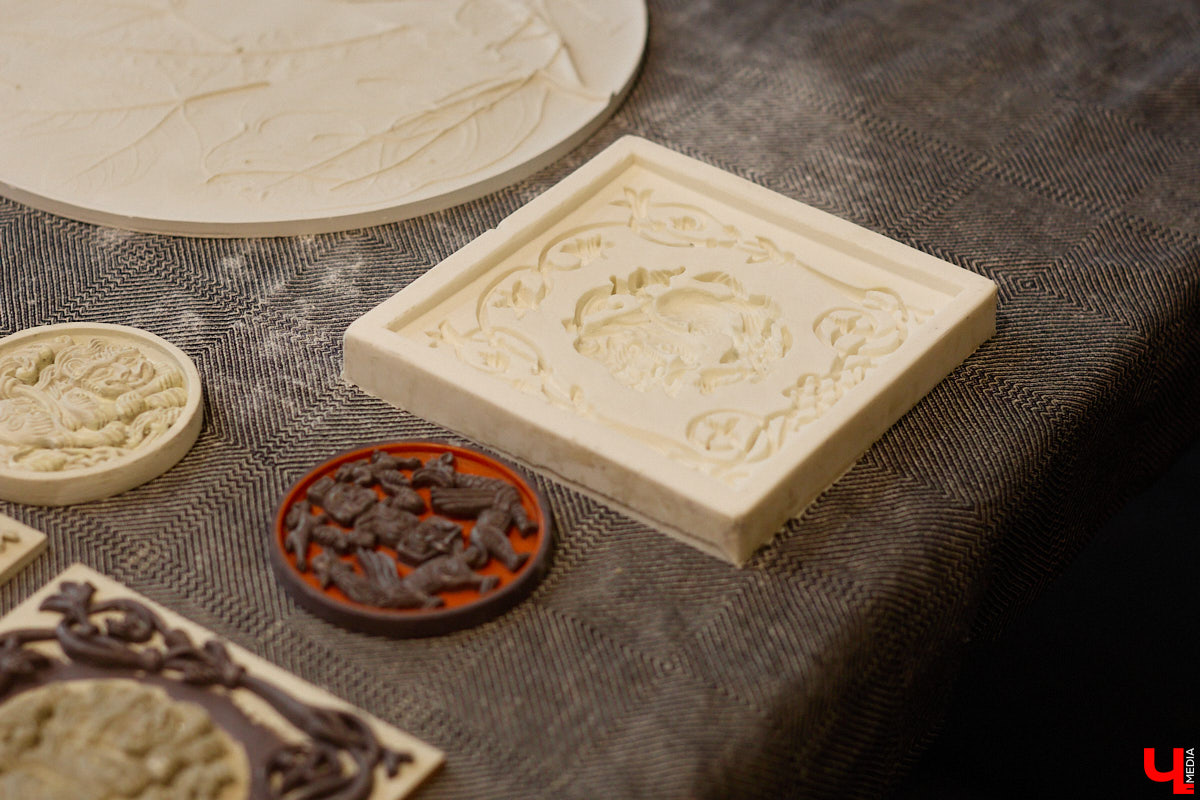 Владимирский реставратор Алексей Нарышкин создает из гипса точные копии белокаменных барельефов, например, Дмитриевского собора. В его коллекции есть улыбающийся лев, грифон и Александр Македонский, словно сошедшие с фасада шедевра мировой архитектуры. Чтобы их воплотить в гипсе, художник несколько месяцев экспериментировал с ингредиентами. И в результате нашел свой секретный компонент. «Ключ-Медиа» побывал в мастерской и узнал все подробности.