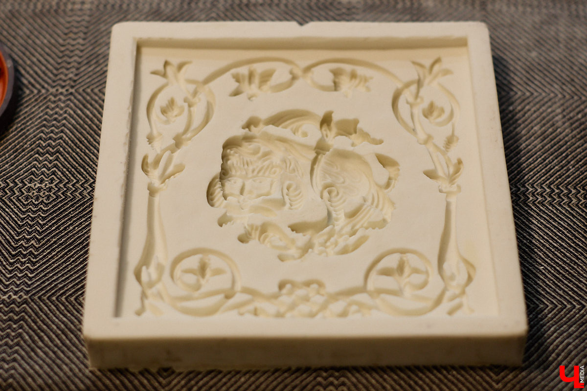 Владимирский реставратор Алексей Нарышкин создает из гипса точные копии белокаменных барельефов, например, Дмитриевского собора. В его коллекции есть улыбающийся лев, грифон и Александр Македонский, словно сошедшие с фасада шедевра мировой архитектуры. Чтобы их воплотить в гипсе, художник несколько месяцев экспериментировал с ингредиентами. И в результате нашел свой секретный компонент. «Ключ-Медиа» побывал в мастерской и узнал все подробности.