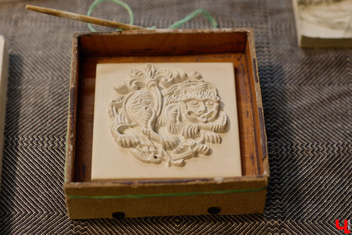 Владимирский реставратор Алексей Нарышкин создает из гипса точные копии белокаменных барельефов, например, Дмитриевского собора. В его коллекции есть улыбающийся лев, грифон и Александр Македонский, словно сошедшие с фасада шедевра мировой архитектуры. Чтобы их воплотить в гипсе, художник несколько месяцев экспериментировал с ингредиентами. И в результате нашел свой секретный компонент. «Ключ-Медиа» побывал в мастерской и узнал все подробности.