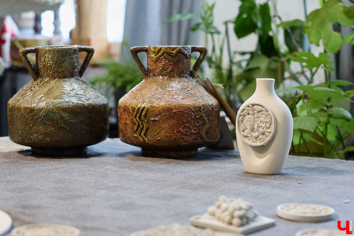 Владимирский реставратор Алексей Нарышкин создает из гипса точные копии белокаменных барельефов, например, Дмитриевского собора. В его коллекции есть улыбающийся лев, грифон и Александр Македонский, словно сошедшие с фасада шедевра мировой архитектуры. Чтобы их воплотить в гипсе, художник несколько месяцев экспериментировал с ингредиентами. И в результате нашел свой секретный компонент. «Ключ-Медиа» побывал в мастерской и узнал все подробности.