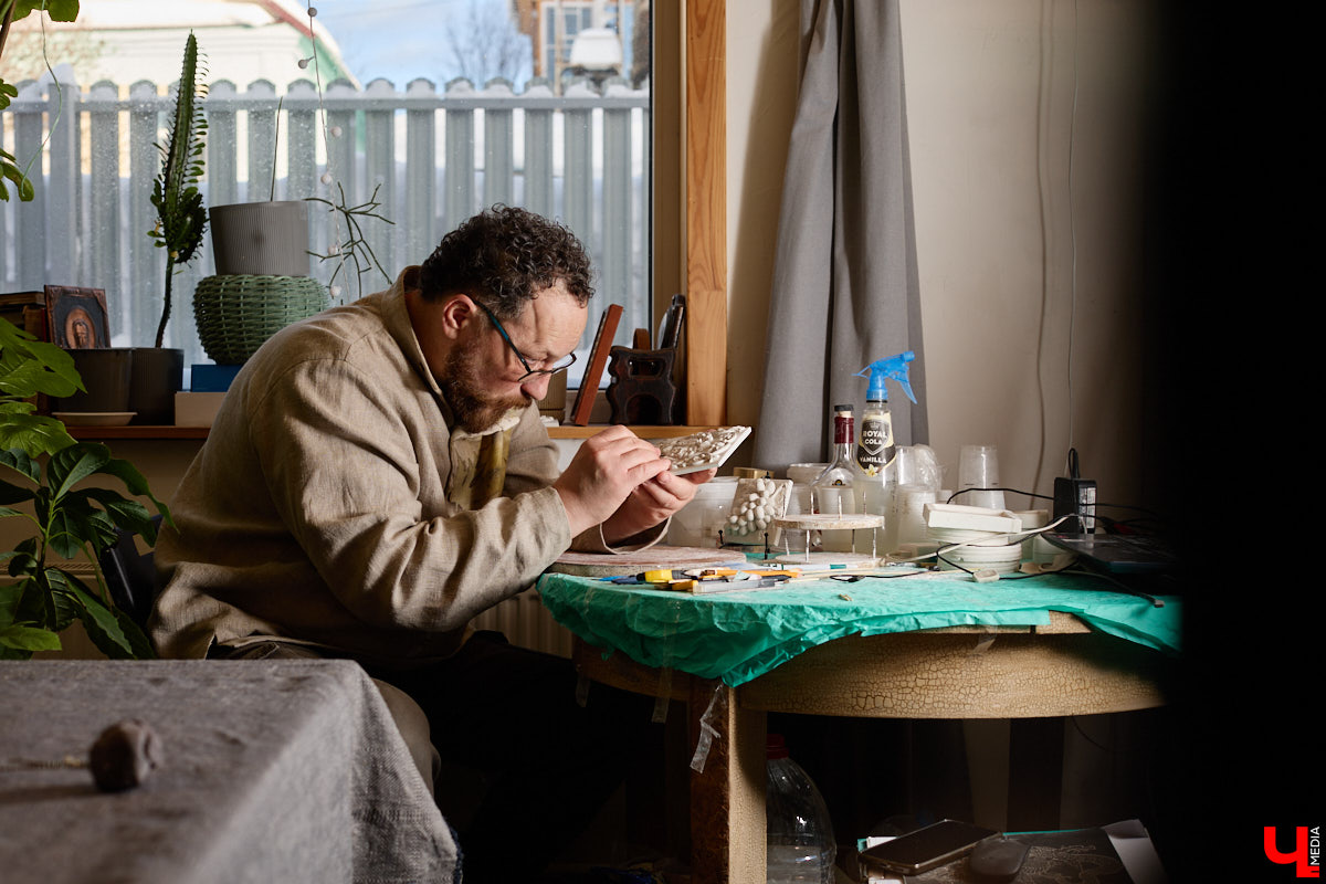 Владимирский реставратор Алексей Нарышкин создает из гипса точные копии белокаменных барельефов, например, Дмитриевского собора. В его коллекции есть улыбающийся лев, грифон и Александр Македонский, словно сошедшие с фасада шедевра мировой архитектуры. Чтобы их воплотить в гипсе, художник несколько месяцев экспериментировал с ингредиентами. И в результате нашел свой секретный компонент. «Ключ-Медиа» побывал в мастерской и узнал все подробности.