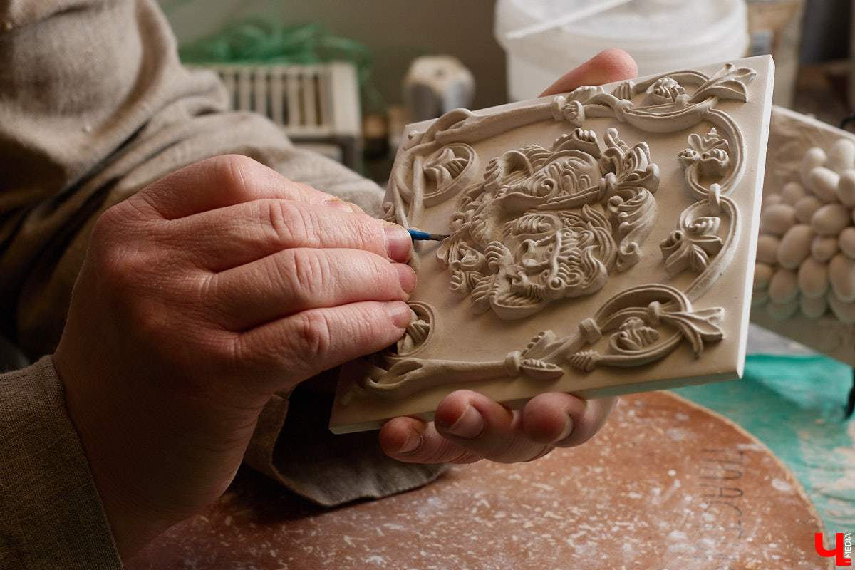 Владимирский реставратор Алексей Нарышкин создает из гипса точные копии белокаменных барельефов, например, Дмитриевского собора. В его коллекции есть улыбающийся лев, грифон и Александр Македонский, словно сошедшие с фасада шедевра мировой архитектуры. Чтобы их воплотить в гипсе, художник несколько месяцев экспериментировал с ингредиентами. И в результате нашел свой секретный компонент. «Ключ-Медиа» побывал в мастерской и узнал все подробности.