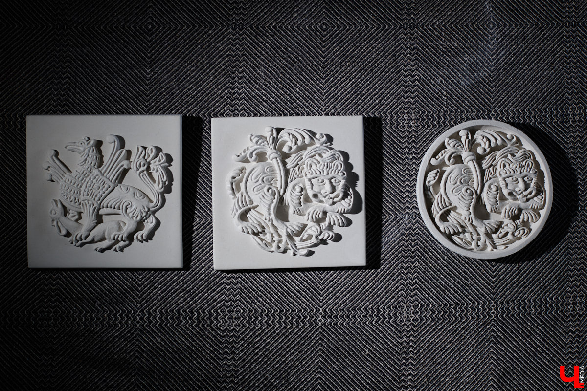 Владимирский реставратор Алексей Нарышкин создает из гипса точные копии белокаменных барельефов, например, Дмитриевского собора. В его коллекции есть улыбающийся лев, грифон и Александр Македонский, словно сошедшие с фасада шедевра мировой архитектуры. Чтобы их воплотить в гипсе, художник несколько месяцев экспериментировал с ингредиентами. И в результате нашел свой секретный компонент. «Ключ-Медиа» побывал в мастерской и узнал все подробности.