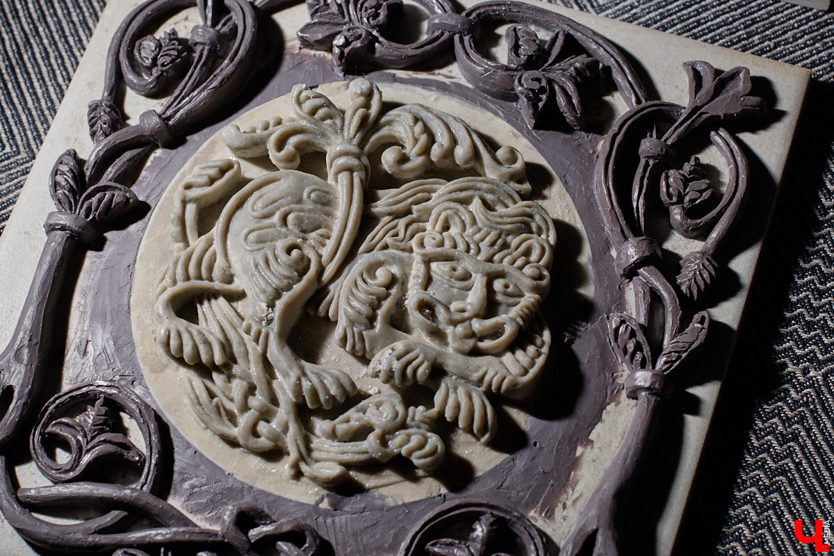 Владимирский реставратор Алексей Нарышкин создает из гипса точные копии белокаменных барельефов, например, Дмитриевского собора. В его коллекции есть улыбающийся лев, грифон и Александр Македонский, словно сошедшие с фасада шедевра мировой архитектуры. Чтобы их воплотить в гипсе, художник несколько месяцев экспериментировал с ингредиентами. И в результате нашел свой секретный компонент. «Ключ-Медиа» побывал в мастерской и узнал все подробности.