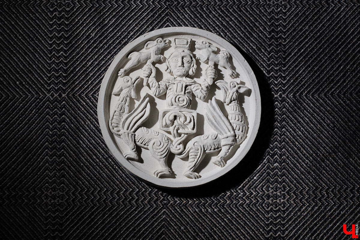 Владимирский реставратор Алексей Нарышкин создает из гипса точные копии белокаменных барельефов, например, Дмитриевского собора. В его коллекции есть улыбающийся лев, грифон и Александр Македонский, словно сошедшие с фасада шедевра мировой архитектуры. Чтобы их воплотить в гипсе, художник несколько месяцев экспериментировал с ингредиентами. И в результате нашел свой секретный компонент. «Ключ-Медиа» побывал в мастерской и узнал все подробности.