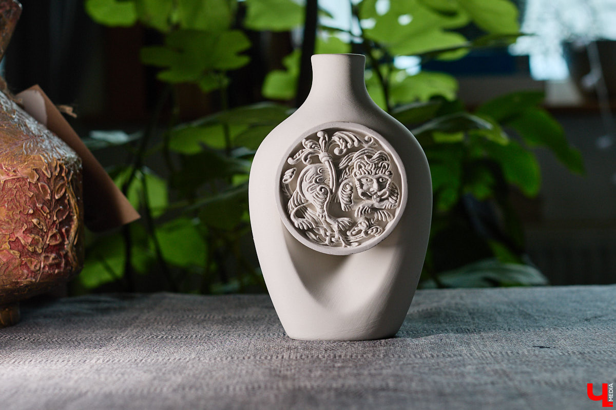 Владимирский реставратор Алексей Нарышкин создает из гипса точные копии белокаменных барельефов, например, Дмитриевского собора. В его коллекции есть улыбающийся лев, грифон и Александр Македонский, словно сошедшие с фасада шедевра мировой архитектуры. Чтобы их воплотить в гипсе, художник несколько месяцев экспериментировал с ингредиентами. И в результате нашел свой секретный компонент. «Ключ-Медиа» побывал в мастерской и узнал все подробности.