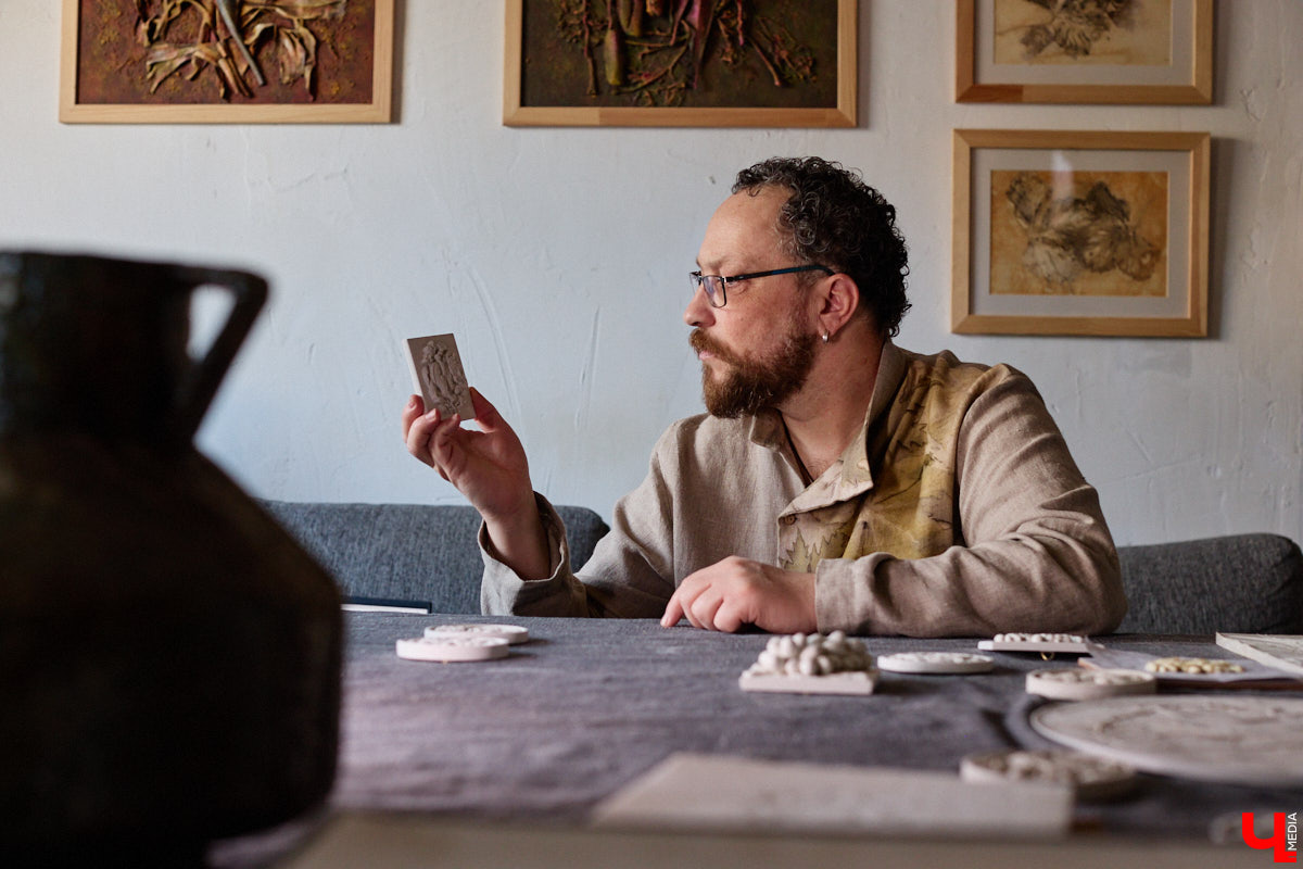 Владимирский реставратор Алексей Нарышкин создает из гипса точные копии белокаменных барельефов, например, Дмитриевского собора. В его коллекции есть улыбающийся лев, грифон и Александр Македонский, словно сошедшие с фасада шедевра мировой архитектуры. Чтобы их воплотить в гипсе, художник несколько месяцев экспериментировал с ингредиентами. И в результате нашел свой секретный компонент. «Ключ-Медиа» побывал в мастерской и узнал все подробности.