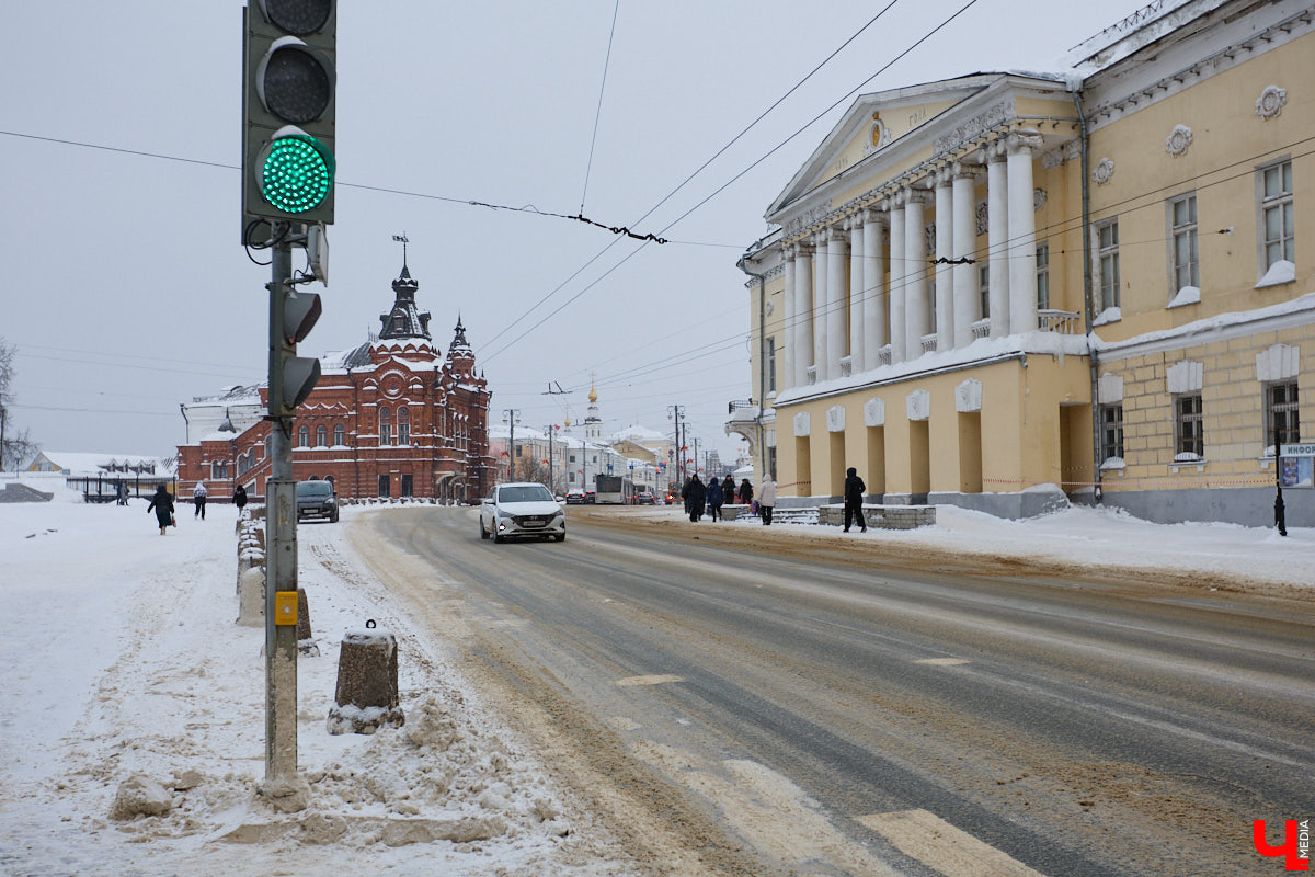 Светофоры с кнопкой новым изобретением не назовешь, но как же они упрощают нашу жизнь. Во Владимире подобные технологии применяют всё чаще. Насколько они в почете у автомобилистов? И какие еще болевые точки, связанные с передвижением на личном транспорте, есть во Владимире? Об этом «Ключ-Медиа» спросил у экспертов.