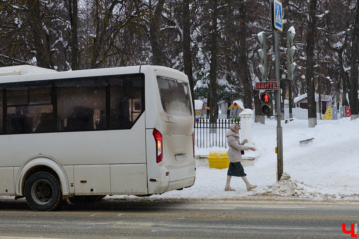 Светофоры с кнопкой новым изобретением не назовешь, но как же они упрощают нашу жизнь. Во Владимире подобные технологии применяют всё чаще. Насколько они в почете у автомобилистов? И какие еще болевые точки, связанные с передвижением на личном транспорте, есть во Владимире? Об этом «Ключ-Медиа» спросил у экспертов.
