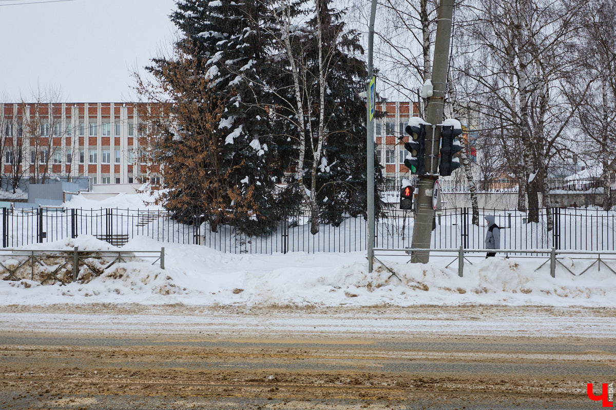 Светофоры с кнопкой новым изобретением не назовешь, но как же они упрощают нашу жизнь. Во Владимире подобные технологии применяют всё чаще. Насколько они в почете у автомобилистов? И какие еще болевые точки, связанные с передвижением на личном транспорте, есть во Владимире? Об этом «Ключ-Медиа» спросил у экспертов.