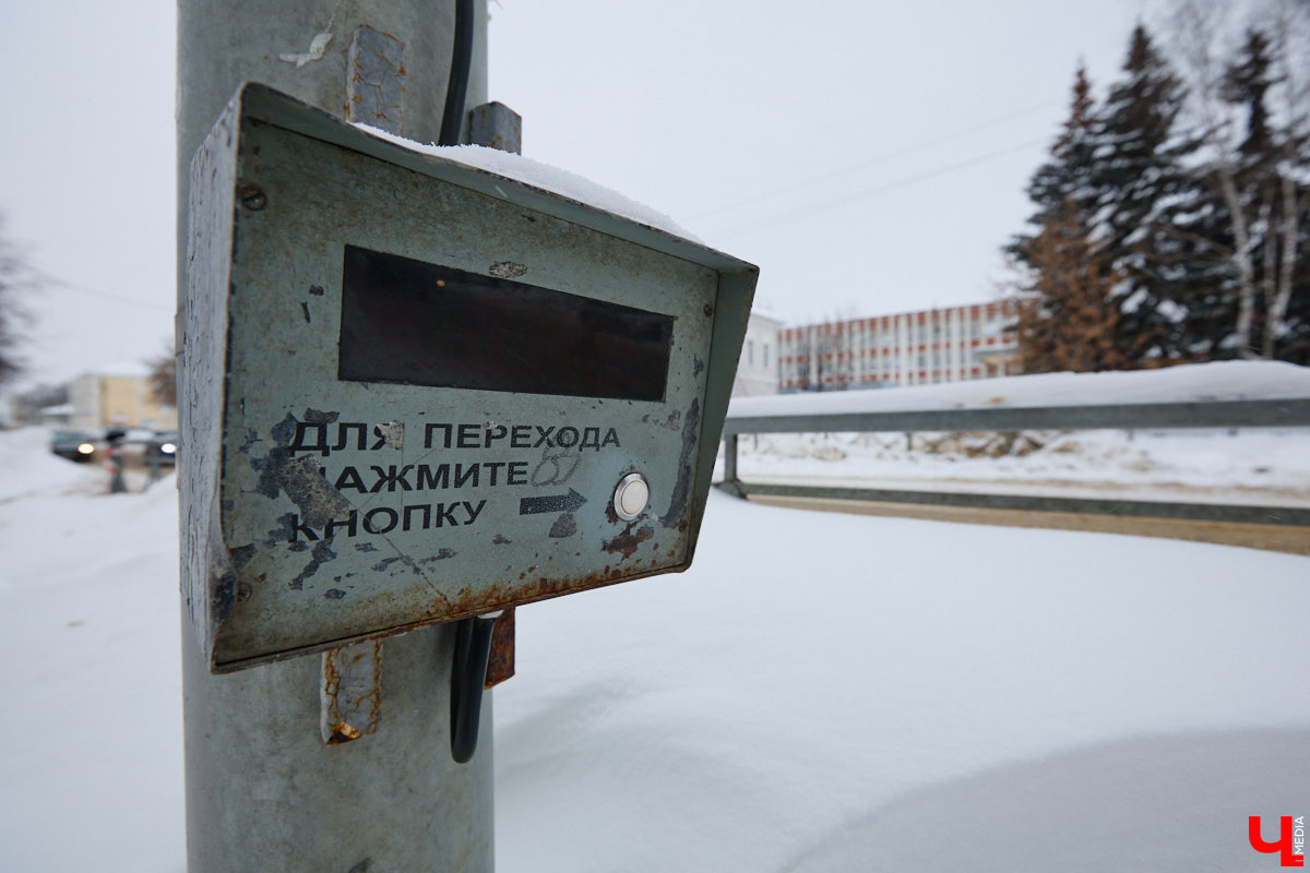 Светофоры с кнопкой новым изобретением не назовешь, но как же они упрощают нашу жизнь. Во Владимире подобные технологии применяют всё чаще. Насколько они в почете у автомобилистов? И какие еще болевые точки, связанные с передвижением на личном транспорте, есть во Владимире? Об этом «Ключ-Медиа» спросил у экспертов.