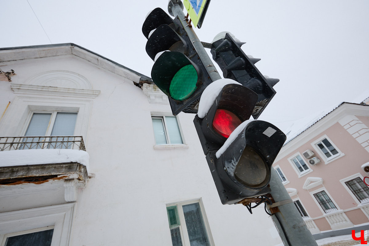 Светофоры с кнопкой новым изобретением не назовешь, но как же они упрощают нашу жизнь. Во Владимире подобные технологии применяют всё чаще. Насколько они в почете у автомобилистов? И какие еще болевые точки, связанные с передвижением на личном транспорте, есть во Владимире? Об этом «Ключ-Медиа» спросил у экспертов.