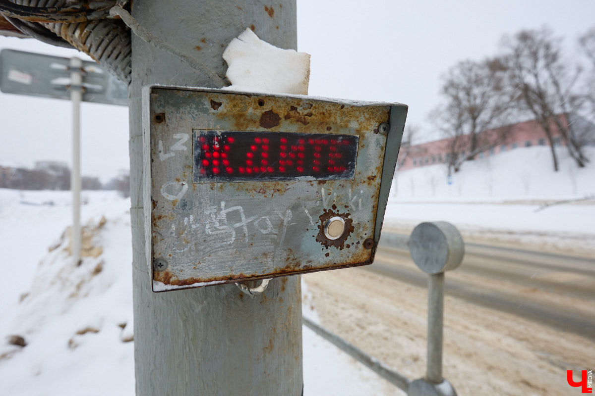 Светофоры с кнопкой новым изобретением не назовешь, но как же они упрощают нашу жизнь. Во Владимире подобные технологии применяют всё чаще. Насколько они в почете у автомобилистов? И какие еще болевые точки, связанные с передвижением на личном транспорте, есть во Владимире? Об этом «Ключ-Медиа» спросил у экспертов.
