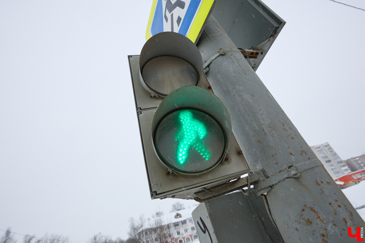 Светофоры с кнопкой новым изобретением не назовешь, но как же они упрощают нашу жизнь. Во Владимире подобные технологии применяют всё чаще. Насколько они в почете у автомобилистов? И какие еще болевые точки, связанные с передвижением на личном транспорте, есть во Владимире? Об этом «Ключ-Медиа» спросил у экспертов.