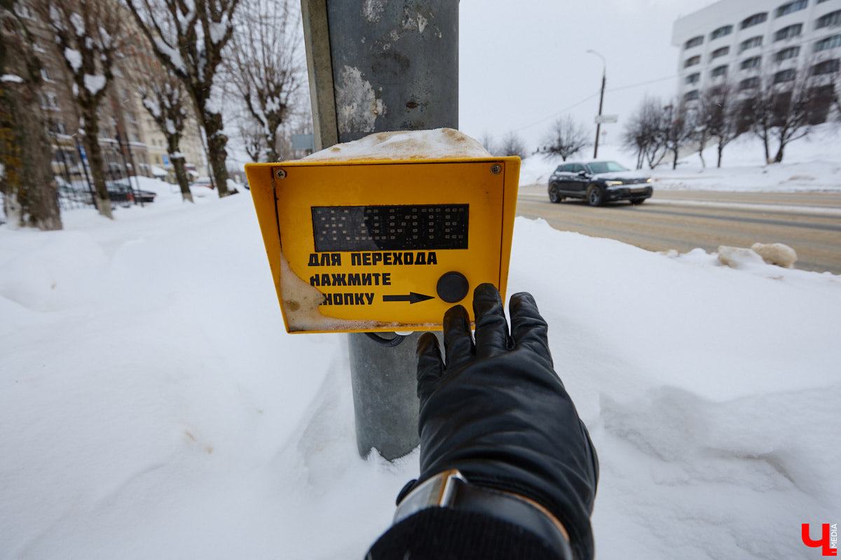 Светофоры с кнопкой новым изобретением не назовешь, но как же они упрощают нашу жизнь. Во Владимире подобные технологии применяют всё чаще. Насколько они в почете у автомобилистов? И какие еще болевые точки, связанные с передвижением на личном транспорте, есть во Владимире? Об этом «Ключ-Медиа» спросил у экспертов.
