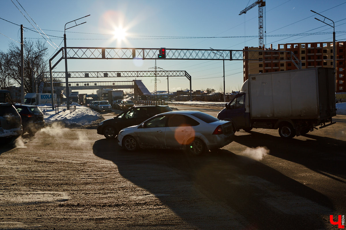 Светофоры с кнопкой новым изобретением не назовешь, но как же они упрощают нашу жизнь. Во Владимире подобные технологии применяют всё чаще. Насколько они в почете у автомобилистов? И какие еще болевые точки, связанные с передвижением на личном транспорте, есть во Владимире? Об этом «Ключ-Медиа» спросил у экспертов.