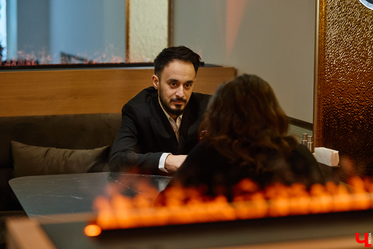 Патрики — район столицы, смахивающий на красную ковровую дорожку. Именно здесь блогеры ловят статусных москвичей, чтобы задать им провокационные вопросы. Тренд не теряет актуальности, а его продолжателем стал Омар Хосрави из Кольчугина. Он проводит интервью на главной владимирской улице и, кстати, вполне успешно.