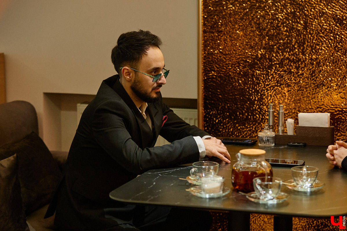 Патрики — район столицы, смахивающий на красную ковровую дорожку. Именно здесь блогеры ловят статусных москвичей, чтобы задать им провокационные вопросы. Тренд не теряет актуальности, а его продолжателем стал Омар Хосрави из Кольчугина. Он проводит интервью на главной владимирской улице и, кстати, вполне успешно.