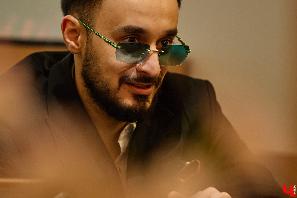 Патрики — район столицы, смахивающий на красную ковровую дорожку. Именно здесь блогеры ловят статусных москвичей, чтобы задать им провокационные вопросы. Тренд не теряет актуальности, а его продолжателем стал Омар Хосрави из Кольчугина. Он проводит интервью на главной владимирской улице и, кстати, вполне успешно.