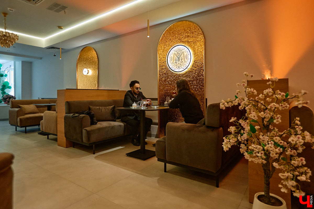 Патрики — район столицы, смахивающий на красную ковровую дорожку. Именно здесь блогеры ловят статусных москвичей, чтобы задать им провокационные вопросы. Тренд не теряет актуальности, а его продолжателем стал Омар Хосрави из Кольчугина. Он проводит интервью на главной владимирской улице и, кстати, вполне успешно.