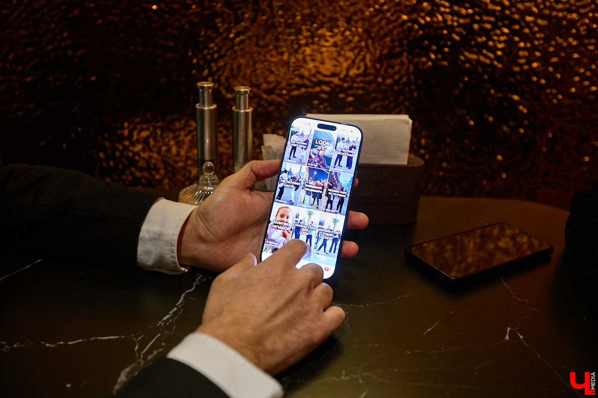 Патрики — район столицы, смахивающий на красную ковровую дорожку. Именно здесь блогеры ловят статусных москвичей, чтобы задать им провокационные вопросы. Тренд не теряет актуальности, а его продолжателем стал Омар Хосрави из Кольчугина. Он проводит интервью на главной владимирской улице и, кстати, вполне успешно.