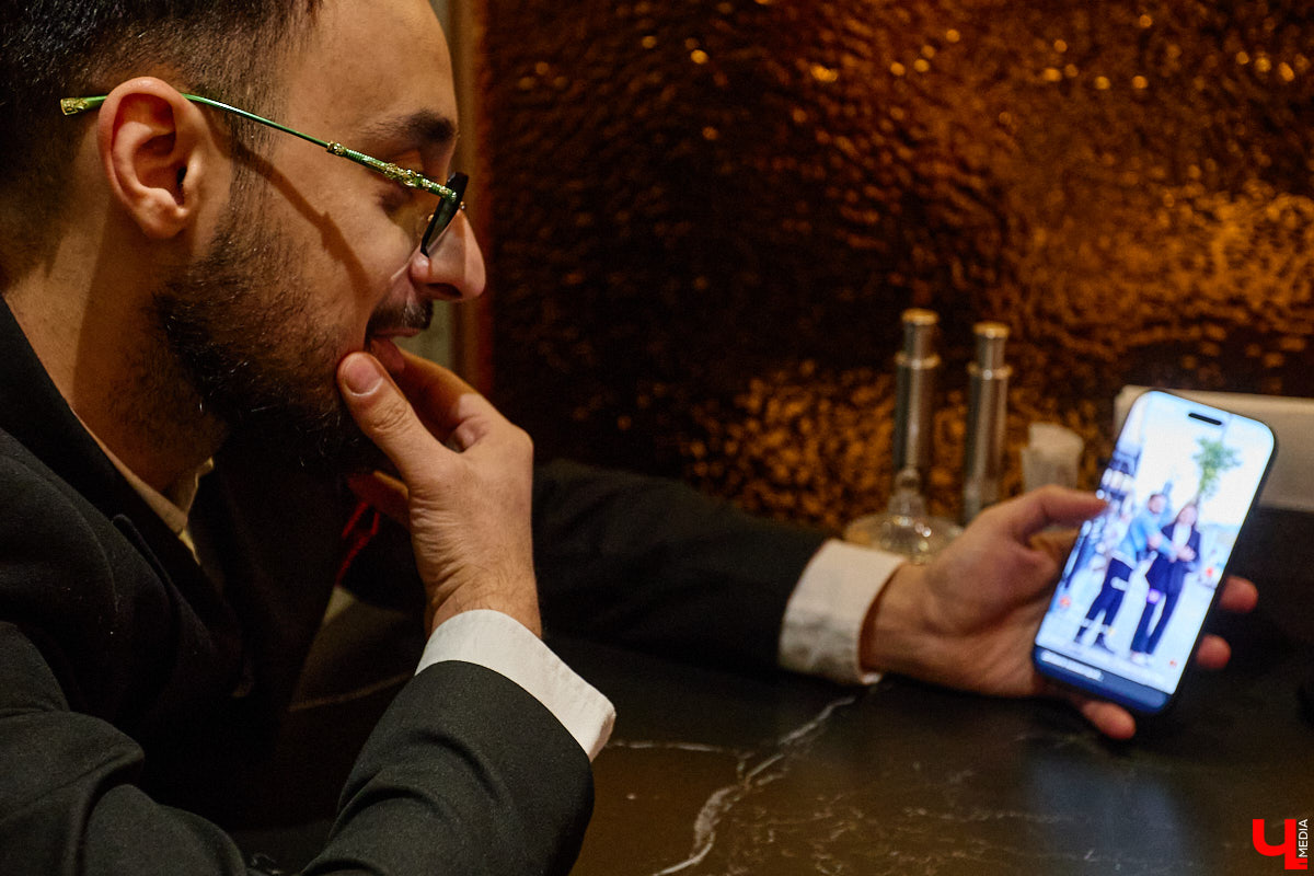 Патрики — район столицы, смахивающий на красную ковровую дорожку. Именно здесь блогеры ловят статусных москвичей, чтобы задать им провокационные вопросы. Тренд не теряет актуальности, а его продолжателем стал Омар Хосрави из Кольчугина. Он проводит интервью на главной владимирской улице и, кстати, вполне успешно.