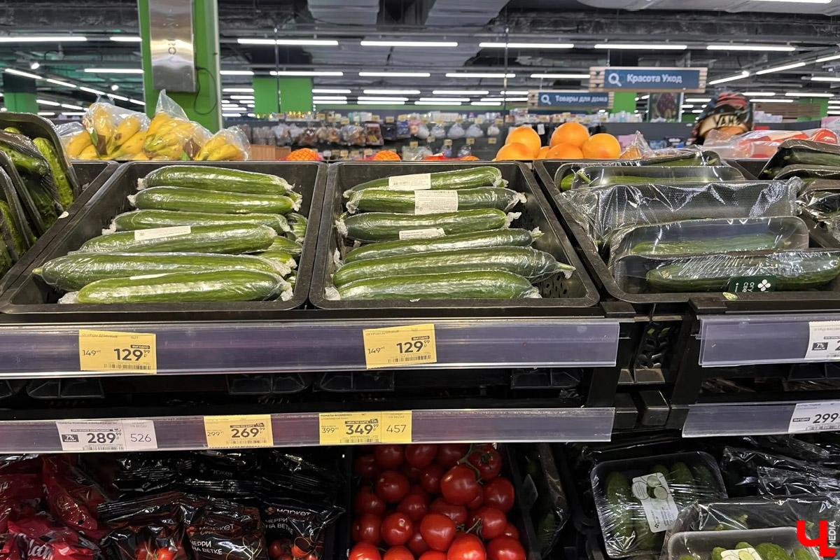 Во Владимирской области зафиксирован рекордный рост стоимости огурцов. Зеленые овощи уже обогнали в рейтинге экзотические бананы и ананасы и стали вирусным мемом. Сколько стоят огурцы и другие продукты в 33-м регионе? «Ключ-Медиа» изучил сводную таблицу потребительских цен по четырем городам Владимирской области.