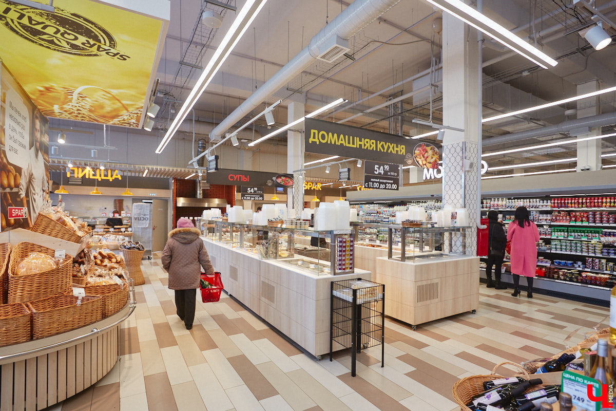 Во Владимирской области зафиксирован рекордный рост стоимости огурцов. Зеленые овощи уже обогнали в рейтинге экзотические бананы и ананасы и стали вирусным мемом. Сколько стоят огурцы и другие продукты в 33-м регионе? «Ключ-Медиа» изучил сводную таблицу потребительских цен по четырем городам Владимирской области.