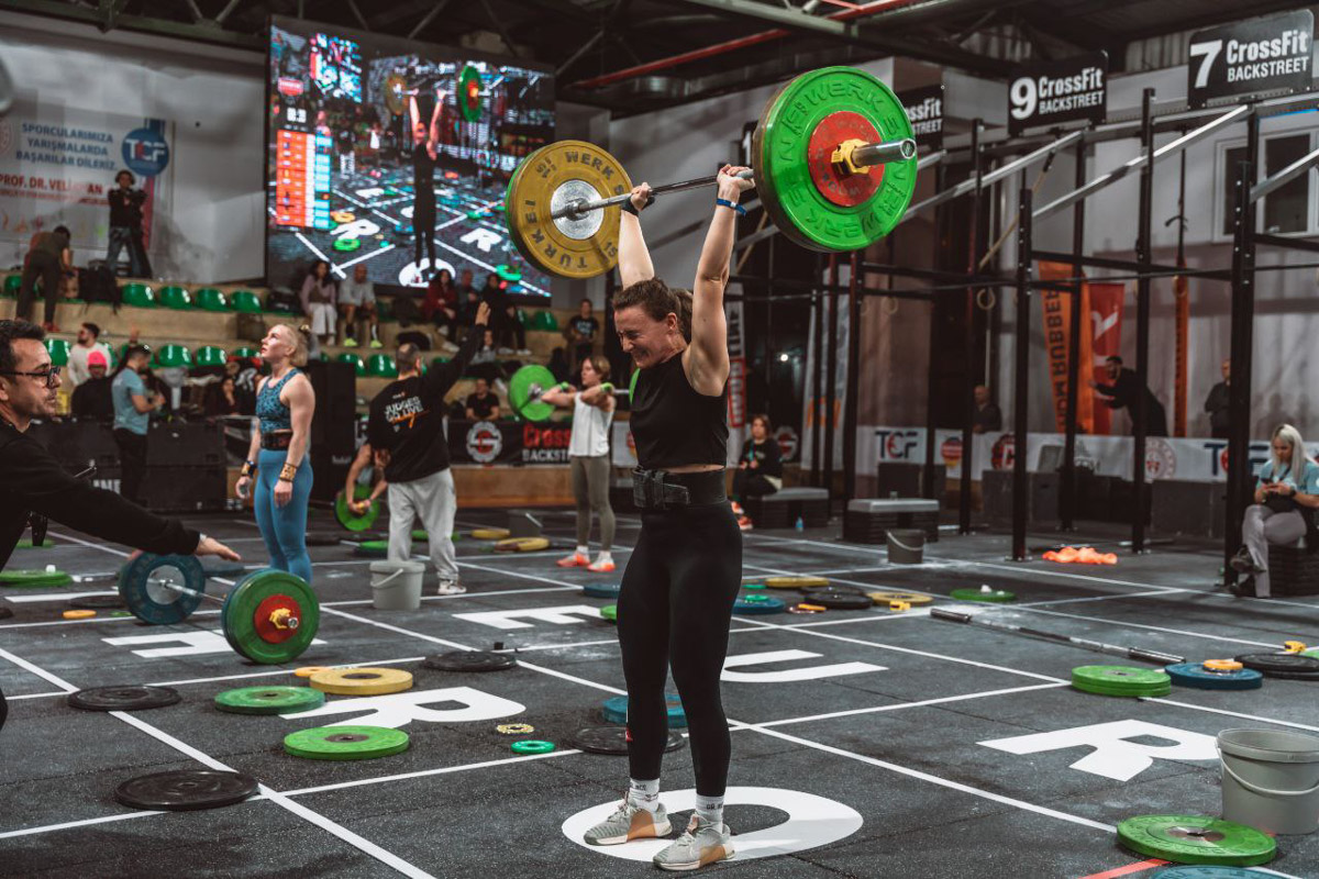 Бег, канат, бёрпи, поднятие тяжестей: соревнования по кроссфиту, бесспорно, одни из самых зрелищных. 7 и 8 февраля в Стамбуле прошел международный турнир Eurasia Throwdown, где среди десятков чемпионов силу и выносливость продемонстрировали три владимирские атлетки.