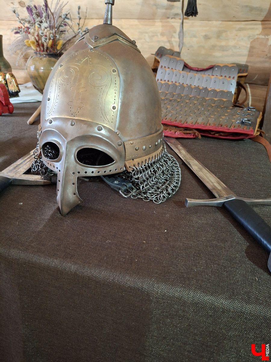 В городе на Оке появился необычный арт-объект в виде коня Ильи Муромца. Выполнен он из сосны, высота примерно 15 метров. Зовут великана Бурушка, и, возможно, это самый высокий деревянный конь в мире. Исполин претендует на попадание в Книгу рекордов России и принимает гостей. Внутри у легендарного друга былинного богатыря музейная экспозиция. «Ключ-Медиа» побывал на месте и оценил масштабы деревянного чуда.