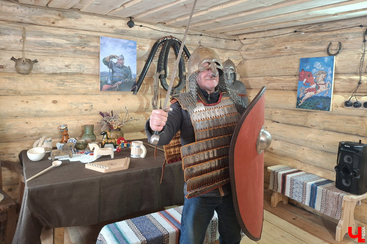 В городе на Оке появился необычный арт-объект в виде коня Ильи Муромца. Выполнен он из сосны, высота примерно 15 метров. Зовут великана Бурушка, и, возможно, это самый высокий деревянный конь в мире. Исполин претендует на попадание в Книгу рекордов России и принимает гостей. Внутри у легендарного друга былинного богатыря музейная экспозиция. «Ключ-Медиа» побывал на месте и оценил масштабы деревянного чуда.