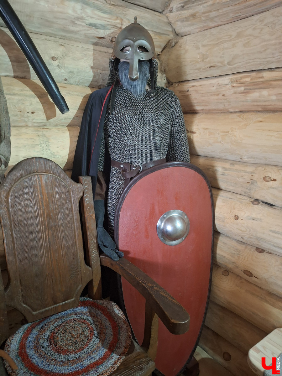 В городе на Оке появился необычный арт-объект в виде коня Ильи Муромца. Выполнен он из сосны, высота примерно 15 метров. Зовут великана Бурушка, и, возможно, это самый высокий деревянный конь в мире. Исполин претендует на попадание в Книгу рекордов России и принимает гостей. Внутри у легендарного друга былинного богатыря музейная экспозиция. «Ключ-Медиа» побывал на месте и оценил масштабы деревянного чуда.