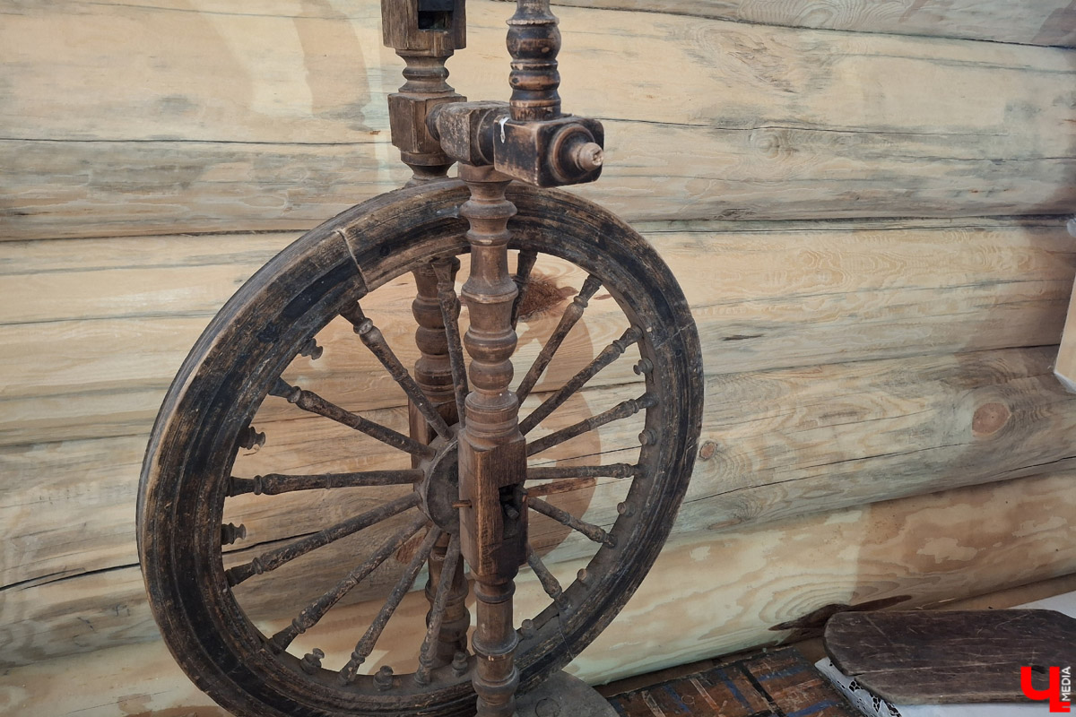 В городе на Оке появился необычный арт-объект в виде коня Ильи Муромца. Выполнен он из сосны, высота примерно 15 метров. Зовут великана Бурушка, и, возможно, это самый высокий деревянный конь в мире. Исполин претендует на попадание в Книгу рекордов России и принимает гостей. Внутри у легендарного друга былинного богатыря музейная экспозиция. «Ключ-Медиа» побывал на месте и оценил масштабы деревянного чуда.