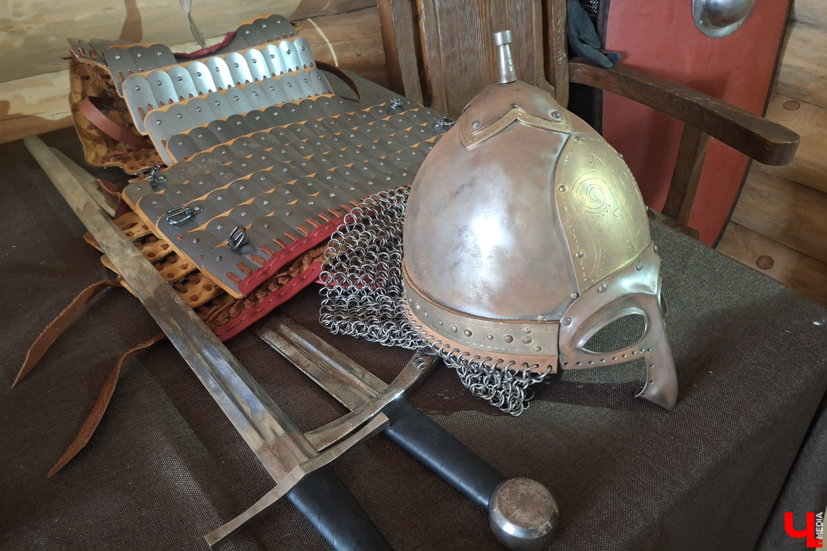 В городе на Оке появился необычный арт-объект в виде коня Ильи Муромца. Выполнен он из сосны, высота примерно 15 метров. Зовут великана Бурушка, и, возможно, это самый высокий деревянный конь в мире. Исполин претендует на попадание в Книгу рекордов России и принимает гостей. Внутри у легендарного друга былинного богатыря музейная экспозиция. «Ключ-Медиа» побывал на месте и оценил масштабы деревянного чуда.