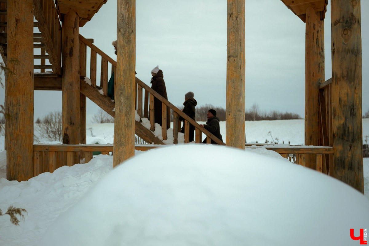 В городе на Оке появился необычный арт-объект в виде коня Ильи Муромца. Выполнен он из сосны, высота примерно 15 метров. Зовут великана Бурушка, и, возможно, это самый высокий деревянный конь в мире. Исполин претендует на попадание в Книгу рекордов России и принимает гостей. Внутри у легендарного друга былинного богатыря музейная экспозиция. «Ключ-Медиа» побывал на месте и оценил масштабы деревянного чуда.