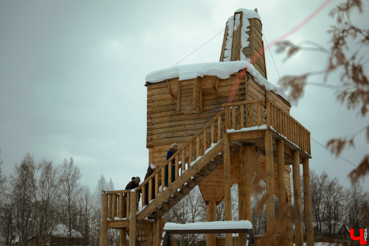 В городе на Оке появился необычный арт-объект в виде коня Ильи Муромца. Выполнен он из сосны, высота примерно 15 метров. Зовут великана Бурушка, и, возможно, это самый высокий деревянный конь в мире. Исполин претендует на попадание в Книгу рекордов России и принимает гостей. Внутри у легендарного друга былинного богатыря музейная экспозиция. «Ключ-Медиа» побывал на месте и оценил масштабы деревянного чуда.