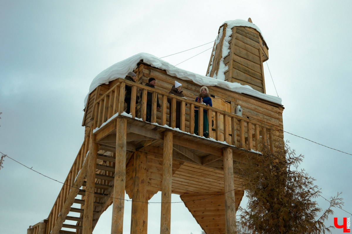 В городе на Оке появился необычный арт-объект в виде коня Ильи Муромца. Выполнен он из сосны, высота примерно 15 метров. Зовут великана Бурушка, и, возможно, это самый высокий деревянный конь в мире. Исполин претендует на попадание в Книгу рекордов России и принимает гостей. Внутри у легендарного друга былинного богатыря музейная экспозиция. «Ключ-Медиа» побывал на месте и оценил масштабы деревянного чуда.