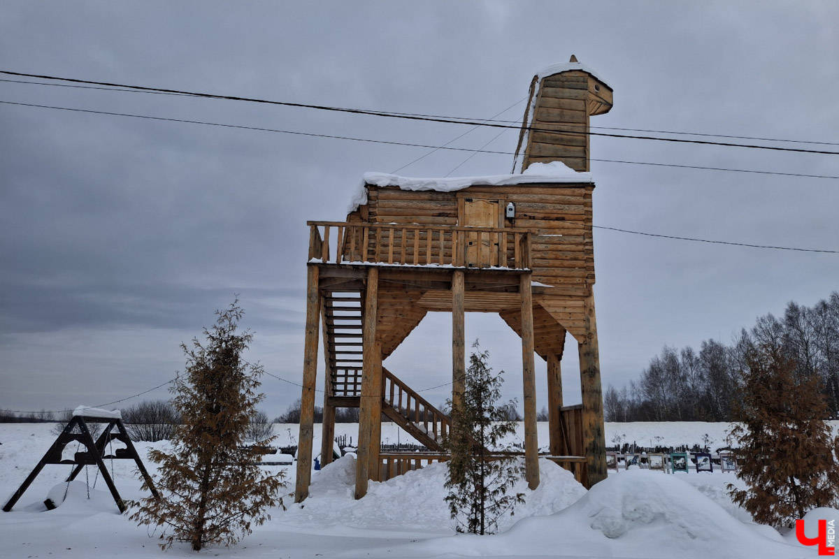В городе на Оке появился необычный арт-объект в виде коня Ильи Муромца. Выполнен он из сосны, высота примерно 15 метров. Зовут великана Бурушка, и, возможно, это самый высокий деревянный конь в мире. Исполин претендует на попадание в Книгу рекордов России и принимает гостей. Внутри у легендарного друга былинного богатыря музейная экспозиция. «Ключ-Медиа» побывал на месте и оценил масштабы деревянного чуда.