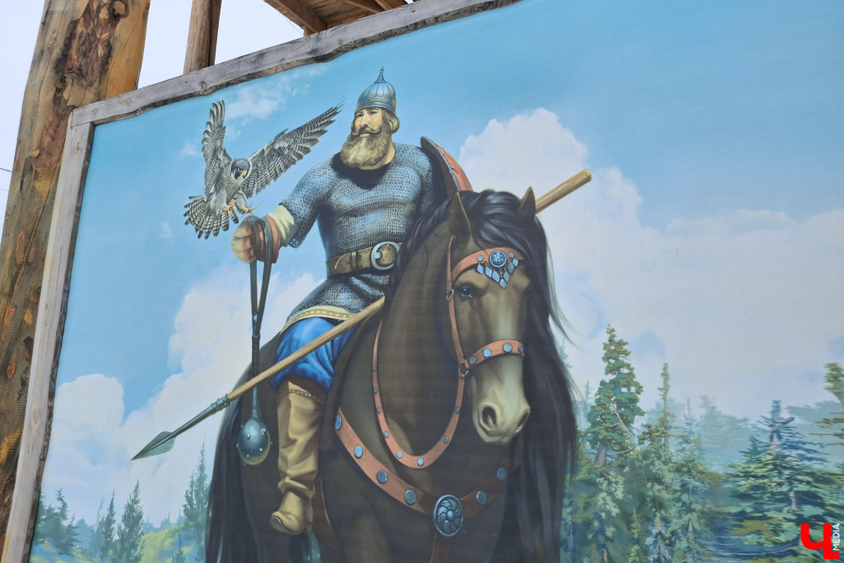 В городе на Оке появился необычный арт-объект в виде коня Ильи Муромца. Выполнен он из сосны, высота примерно 15 метров. Зовут великана Бурушка, и, возможно, это самый высокий деревянный конь в мире. Исполин претендует на попадание в Книгу рекордов России и принимает гостей. Внутри у легендарного друга былинного богатыря музейная экспозиция. «Ключ-Медиа» побывал на месте и оценил масштабы деревянного чуда.