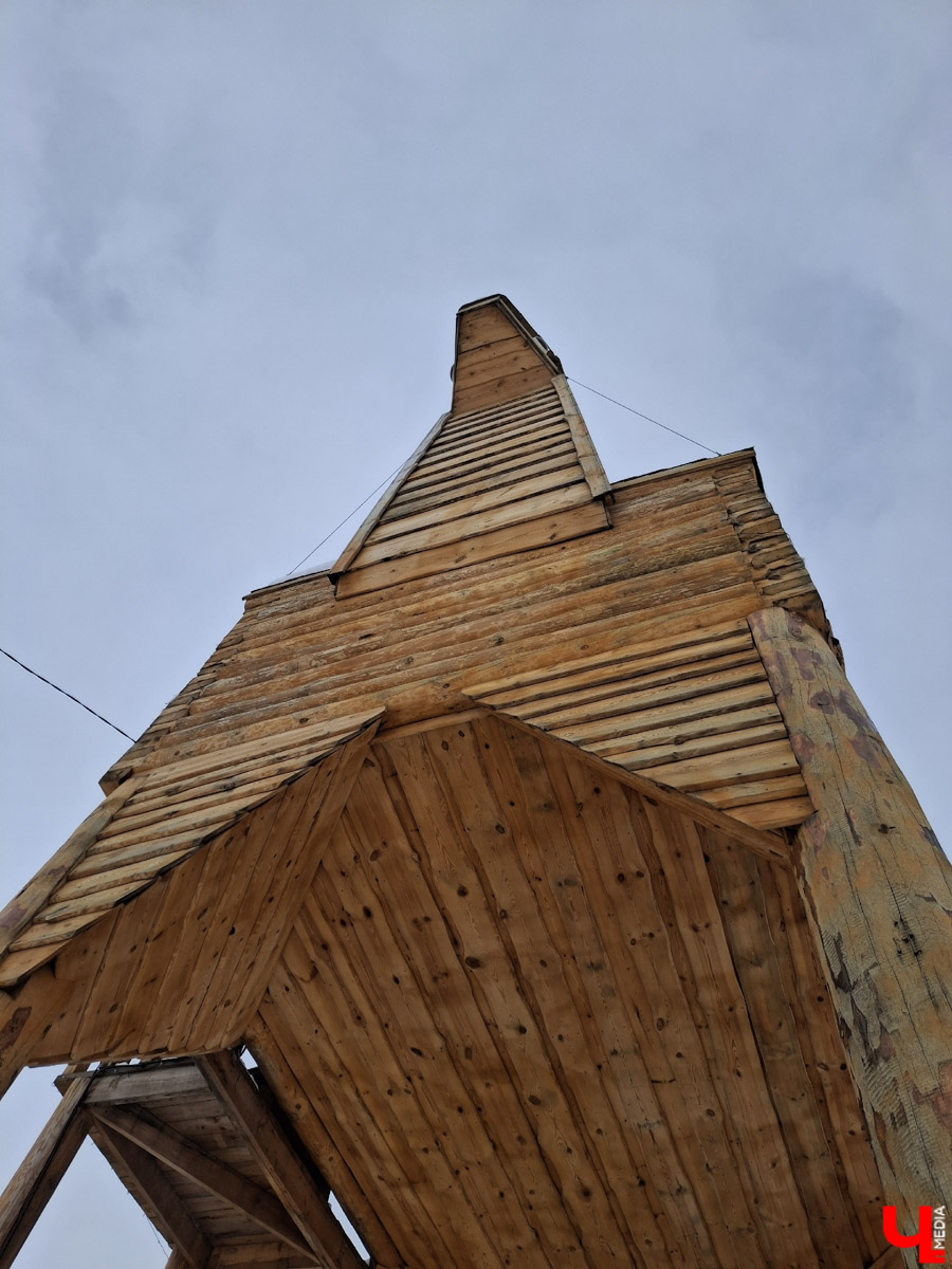 В городе на Оке появился необычный арт-объект в виде коня Ильи Муромца. Выполнен он из сосны, высота примерно 15 метров. Зовут великана Бурушка, и, возможно, это самый высокий деревянный конь в мире. Исполин претендует на попадание в Книгу рекордов России и принимает гостей. Внутри у легендарного друга былинного богатыря музейная экспозиция. «Ключ-Медиа» побывал на месте и оценил масштабы деревянного чуда.