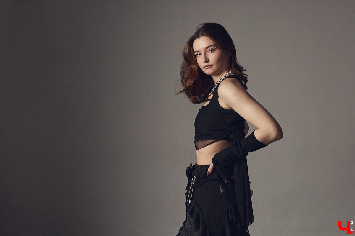 Cover-dance в жанре k-pop — это не только пластичность и умение попадать в бит, но и многообразие аутфитов. Зачастую танцоры придумывают костюмы с нуля, ведь последние должны привлекать внимание окружающих и быть удобными одновременно. В качестве наглядной иллюстрации свои сценические образы «Ключ-Медиа» показала Ника Мозгалева из владимирской команды JTK.