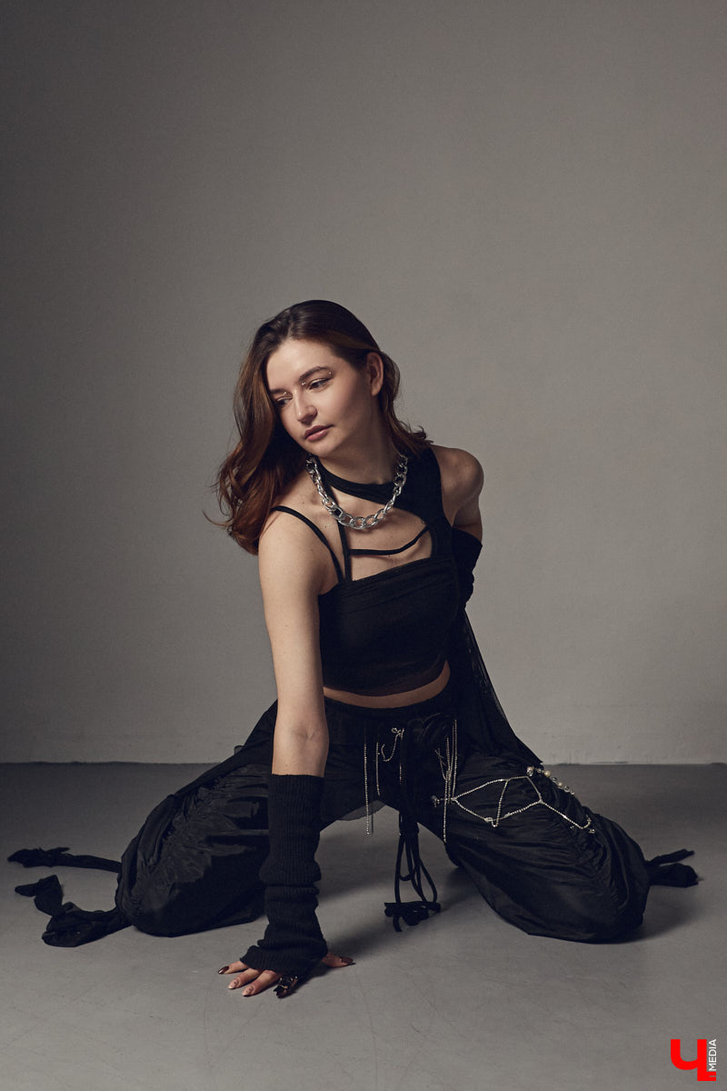 Cover-dance в жанре k-pop — это не только пластичность и умение попадать в бит, но и многообразие аутфитов. Зачастую танцоры придумывают костюмы с нуля, ведь последние должны привлекать внимание окружающих и быть удобными одновременно. В качестве наглядной иллюстрации свои сценические образы «Ключ-Медиа» показала Ника Мозгалева из владимирской команды JTK.