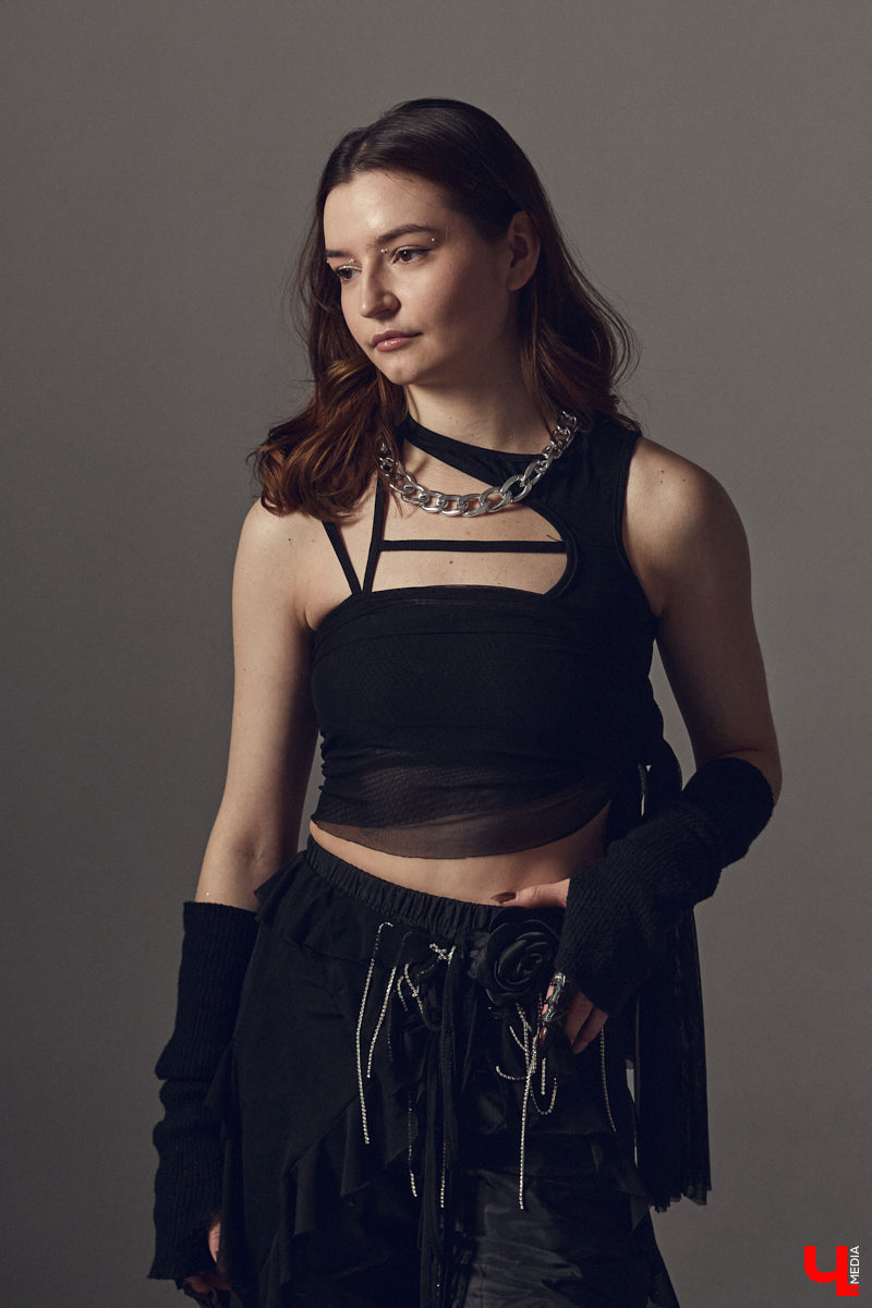 Cover-dance в жанре k-pop — это не только пластичность и умение попадать в бит, но и многообразие аутфитов. Зачастую танцоры придумывают костюмы с нуля, ведь последние должны привлекать внимание окружающих и быть удобными одновременно. В качестве наглядной иллюстрации свои сценические образы «Ключ-Медиа» показала Ника Мозгалева из владимирской команды JTK.