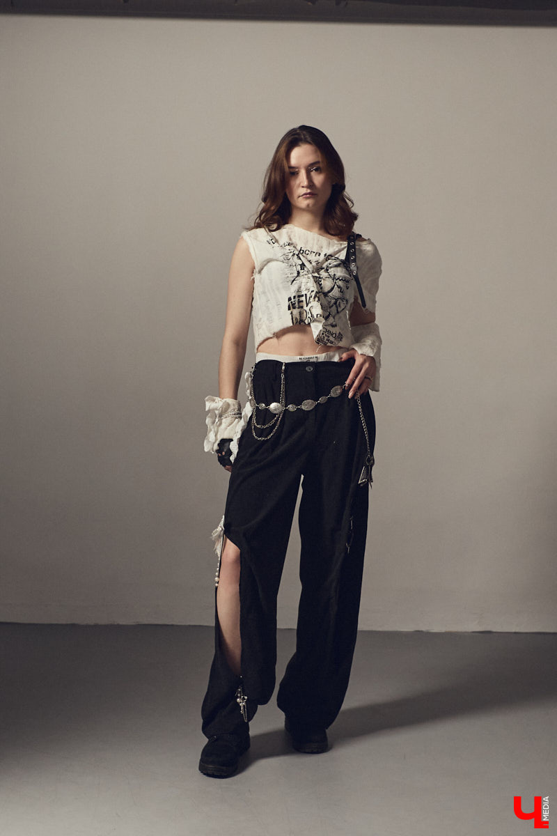 Cover-dance в жанре k-pop — это не только пластичность и умение попадать в бит, но и многообразие аутфитов. Зачастую танцоры придумывают костюмы с нуля, ведь последние должны привлекать внимание окружающих и быть удобными одновременно. В качестве наглядной иллюстрации свои сценические образы «Ключ-Медиа» показала Ника Мозгалева из владимирской команды JTK.