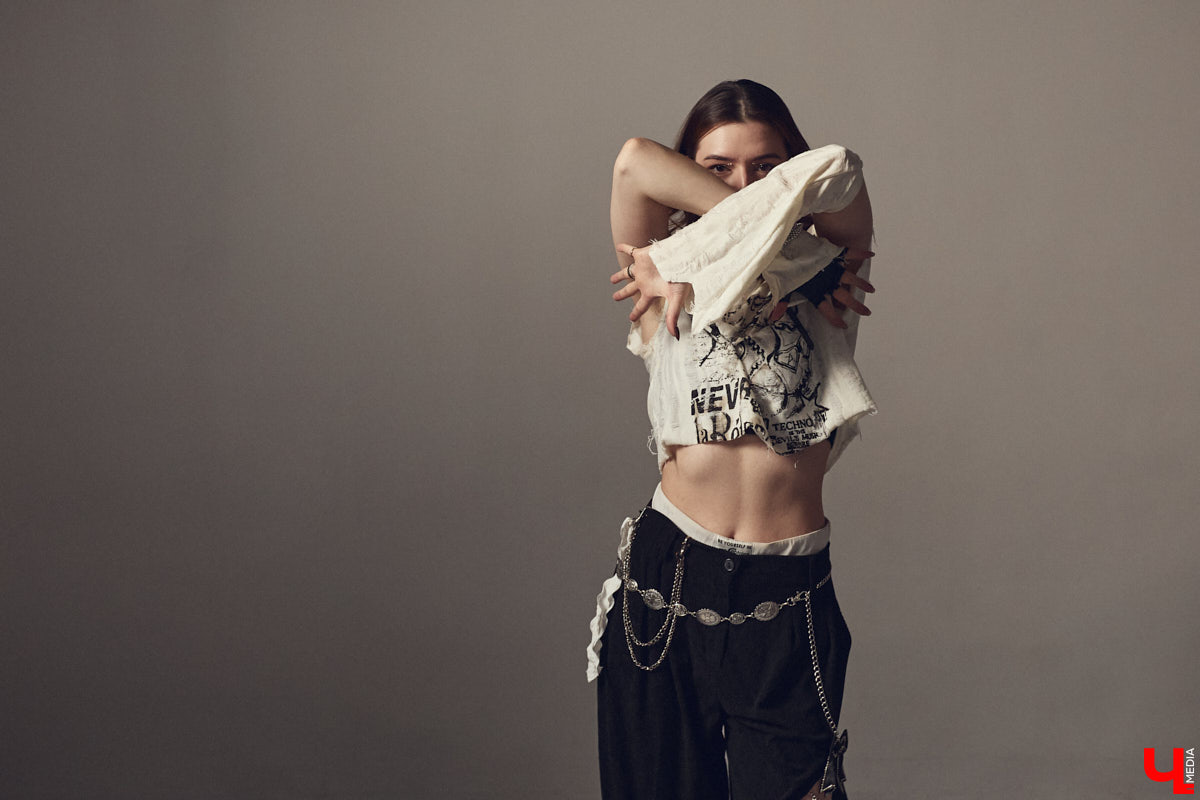 Cover-dance в жанре k-pop — это не только пластичность и умение попадать в бит, но и многообразие аутфитов. Зачастую танцоры придумывают костюмы с нуля, ведь последние должны привлекать внимание окружающих и быть удобными одновременно. В качестве наглядной иллюстрации свои сценические образы «Ключ-Медиа» показала Ника Мозгалева из владимирской команды JTK.