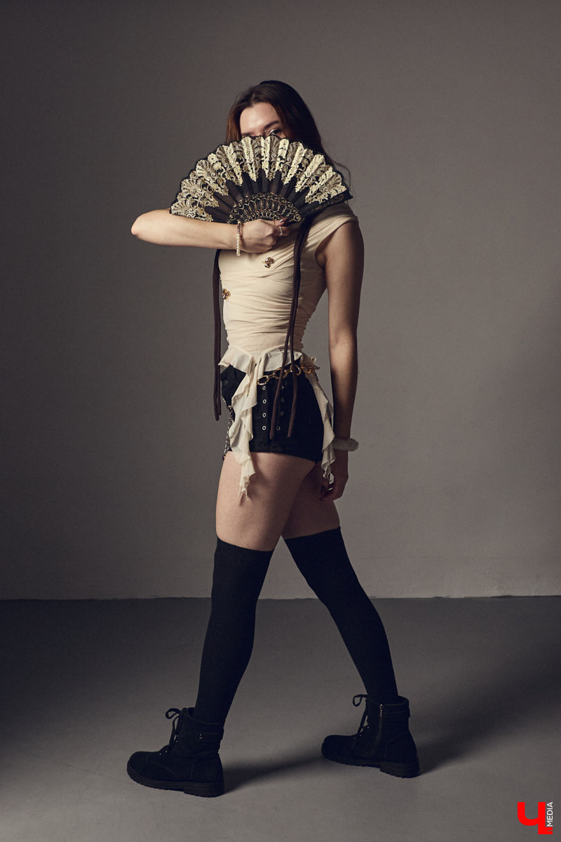 Cover-dance в жанре k-pop — это не только пластичность и умение попадать в бит, но и многообразие аутфитов. Зачастую танцоры придумывают костюмы с нуля, ведь последние должны привлекать внимание окружающих и быть удобными одновременно. В качестве наглядной иллюстрации свои сценические образы «Ключ-Медиа» показала Ника Мозгалева из владимирской команды JTK.