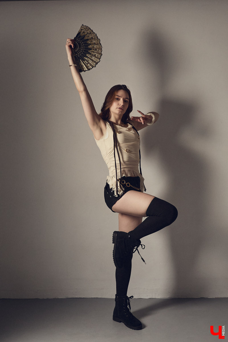 Cover-dance в жанре k-pop — это не только пластичность и умение попадать в бит, но и многообразие аутфитов. Зачастую танцоры придумывают костюмы с нуля, ведь последние должны привлекать внимание окружающих и быть удобными одновременно. В качестве наглядной иллюстрации свои сценические образы «Ключ-Медиа» показала Ника Мозгалева из владимирской команды JTK.