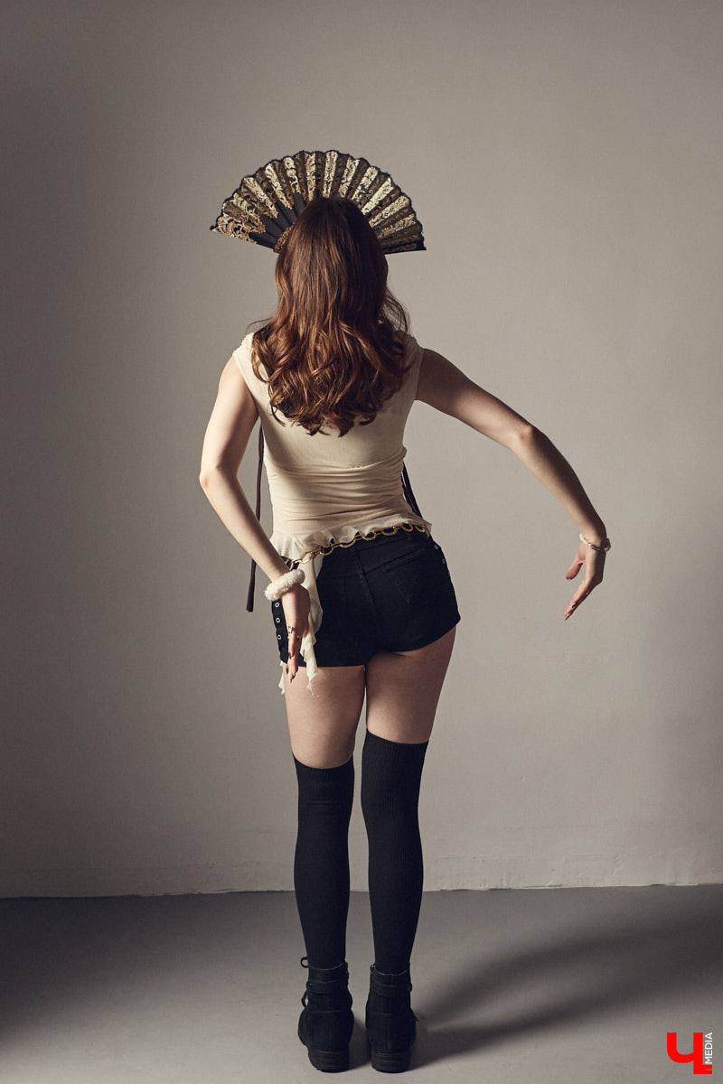 Cover-dance в жанре k-pop — это не только пластичность и умение попадать в бит, но и многообразие аутфитов. Зачастую танцоры придумывают костюмы с нуля, ведь последние должны привлекать внимание окружающих и быть удобными одновременно. В качестве наглядной иллюстрации свои сценические образы «Ключ-Медиа» показала Ника Мозгалева из владимирской команды JTK.