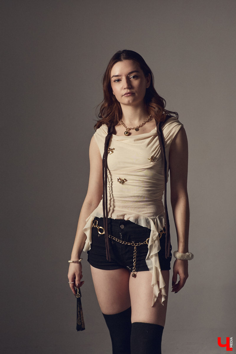 Cover-dance в жанре k-pop — это не только пластичность и умение попадать в бит, но и многообразие аутфитов. Зачастую танцоры придумывают костюмы с нуля, ведь последние должны привлекать внимание окружающих и быть удобными одновременно. В качестве наглядной иллюстрации свои сценические образы «Ключ-Медиа» показала Ника Мозгалева из владимирской команды JTK.